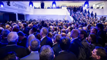 Фотография к новости: Давос форумы: Залға сыймағандар Трамптың сөзін сыртта тыңдауға жиналды