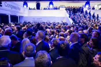 Фотография к новости: Давос форумы: Залға сыймағандар Трамптың сөзін сыртта тыңдауға жиналды