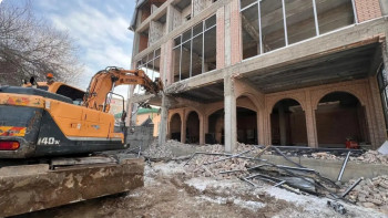 Фотография к новости: Алматыда заңсыз нысан сот шешімімен бұзылды