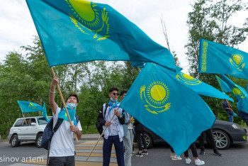 Фотография к новости: Рәміздерге ерекше құрмет көрсеткендер ынталандырылады – Балаева