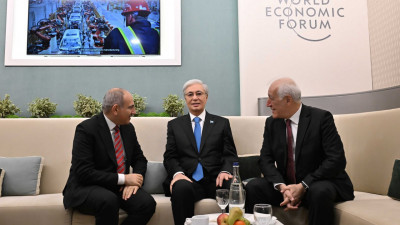 Тоқаев Давоста бірқатар кездесу өткізді