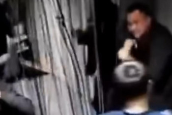 Атырауда ер адамға бір уақытта екі шабуыл жасалып, аяусыз соққыға жығылған