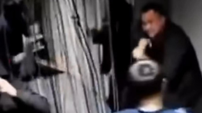 Атырауда ер адамға бір уақытта екі шабуыл жасалып, аяусыз соққыға жығылған