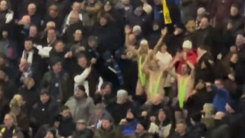 Фотография к новости: Футболға "Бораттың" купальнигімен келген бельгиялық жанкүйерлер қамалды