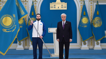 Фотография к новости: Тоқаев Олимпиада және Паралимпиада құрамасына Мемлекеттік туды табыстады
