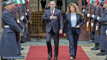 Фотография к новости: Болгарияда алғаш рет әйел адам президент болып сайланды