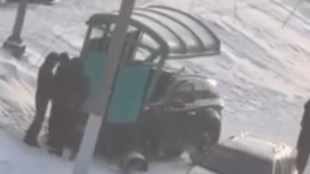 Фотография к новости: Қарағандыда көлік аялдамаға соғылып, әйел адамды қағып кетті