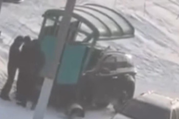 Фотография к новости: Қарағандыда көлік аялдамаға соғылып, әйел адамды қағып кетті