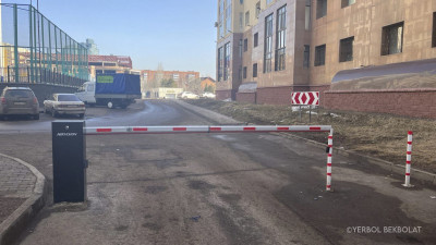 Заңсыз шлагбаум: Астанада мүлік иелері бірлестігі жазаланды