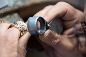 Фотография к новости: Ақтөбеде жөндеуге тапсырылған алтындарды ломбардқа өткізген зергер ұсталды