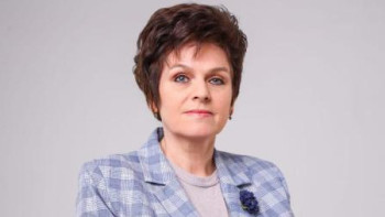 Фотография к новости: Тоқаев мектеп мұғалімі Татьяна Белоусованы құттықтады