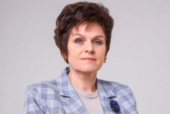 Фотография к новости: Тоқаев мектеп мұғалімі Татьяна Белоусованы құттықтады