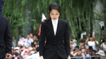 Фотография к новости: Оңтүстік Кореяның бұрынғы бірінші ханымы қымбат сыйлықтар алғаны үшін бас бостандығынан айырылды