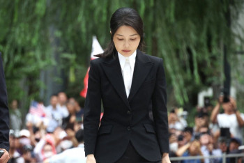 Фотография к новости: Оңтүстік Кореяның бұрынғы бірінші ханымы қымбат сыйлықтар алғаны үшін бас бостандығынан айырылды