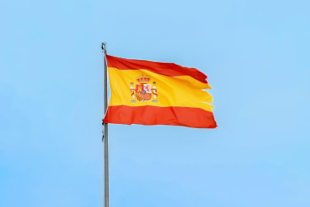 Испания елде заңсыз тұрып жатқан 500 мың иммигрантты заңдастырады