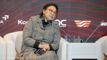 Фотография к новости: "Үйде 5 есе көп жұмыс істейді": Әйелдердің мансап жолында қандай кедергілер бар?