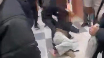 Фотография к новости: Ақтауда сауда орталығында жасөспірімдер қыз баланы жабылып ұрып кетті