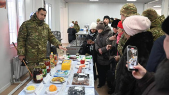 Фотография к новости: Әскердегі ашық есік күні: Ата-аналар ұлдарының қалай қызмет атқарып жатқанын көре алады