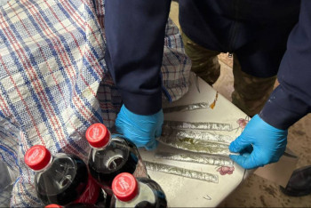 Фотография к новости: Сөмкенің бауына жасырған: Түрмеге есірткі өткізбек болған азамат ұсталды