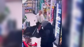 Фотография к новости: Дүкендегі шабуыл: Алматыда әйелді ұрып, алтын әшекейін тартып алған