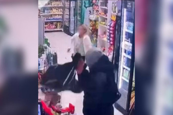 Дүкендегі шабуыл: Алматыда әйелді ұрып, алтын әшекейін тартып алған