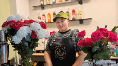 Желіде танылған бизнес: Мемлекеттік қызметтен кеткен жас қыз ауылда кофехана ашты