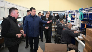 Фотография к новости: Қанат Бозымбаев Алматыдағы есептеу аспаптарын шығаратын кәсіпорындарға барды