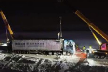 ШҚО тасжолында жүк көлігі жолдан шығып кетті