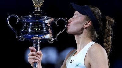 Мемлекет басшысы Елена Рыбакинаны жеңісімен құттықтады