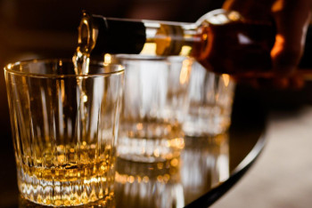 Алкогольге тәуелділік: қоғамдық сынақ пен жаңа үміт