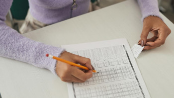 Фотография к новости: Қаңтардағы ҰБТ-ға 152 талапкер смартфон мен шпаргалка алып кірген