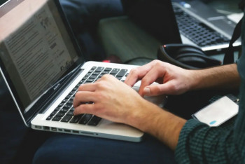 Фотография к новости: Қазақстаннан депортацияланған IT-маманы Ресейде мемлекетке опасыздық айыбымен ұсталды