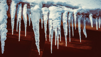 Фотография к новости: Астанада ер адамның үстіне шатырдан қалың қар құлады