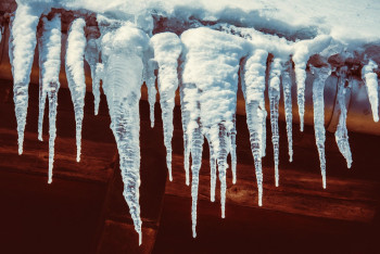 Фотография к новости: Астанада ер адамның үстіне шатырдан қалың қар құлады