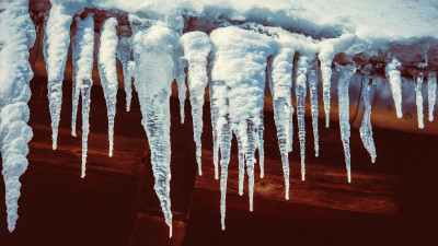 Астанада ер адамның үстіне шатырдан қалың қар құлады