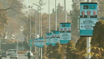 Фотография к новости: ҚР Президентінің сапары: Исламабадта Қазақстан туы мен Тоқаевтың портреттері ілінді