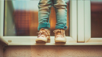 Фотография к новости: Қарағандыда 5-ші қабат терезесінде отырған бала құтқарылды