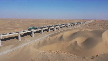 Фотография к новости: Қытай шөл далада алғашқы ауыр жүк теміржолын іске қосты