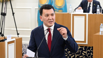 Фотография к новости: Конституция алғаш рет қазақша жазылып жатыр – Қарин