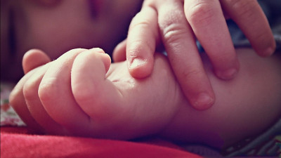 Таразда анасы ұрып-соққан бүлдіршіннің әкесі оны балалар үйінен алып кетуге тырысуда