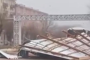 Жамбыл облысында қатты жел үйлердің шатырын ұшырып әкетті