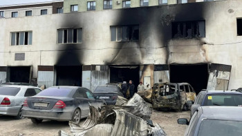 Фотография к новости: Ақтауда "СТО" өртенді: Екі жұмысшы жансақтауда, көліктер толық жанып кетті