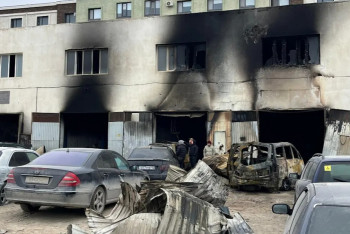 Фотография к новости: Ақтауда "СТО" өртенді: Екі жұмысшы жансақтауда, көліктер толық жанып кетті