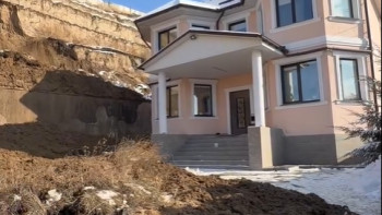 Фотография к новости: Талғар ауданында топырақ сырғып түсті: тұрғын үйлер мен көліктерге зақым келді