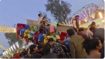 Фотография к новости: Үндістанда адамдар отырған аттракцион құлап, бір полицей қаза тапты