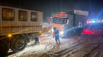 Фотография к новости: Қордай ауданында қар құрсауынан 50 жеңіл және 30 жүк көлігі шығарылды