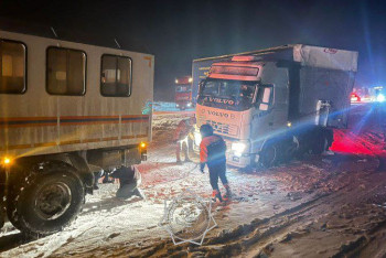 Фотография к новости: Қордай ауданында қар құрсауынан 50 жеңіл және 30 жүк көлігі шығарылды