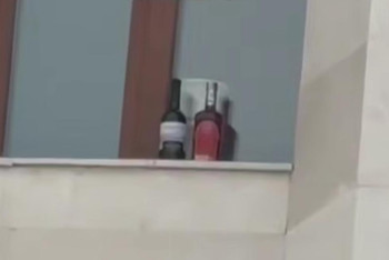 Фотография к новости: Прокуратура ғимаратының терезесіндегі бөтелкелер қоғамда резонанс тудырды