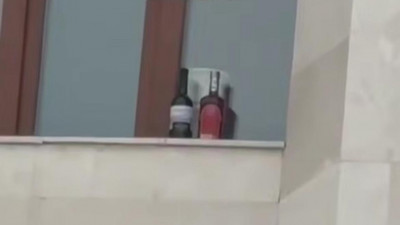 Прокуратура ғимаратының терезесіндегі бөтелкелер қоғамда резонанс тудырды