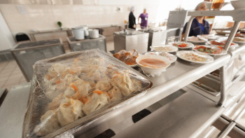 Фотография к новости: Депутат дабыл қақты: Балаларға тегін беріліп жатқан тамақ қоқысқа тасталып жатыр